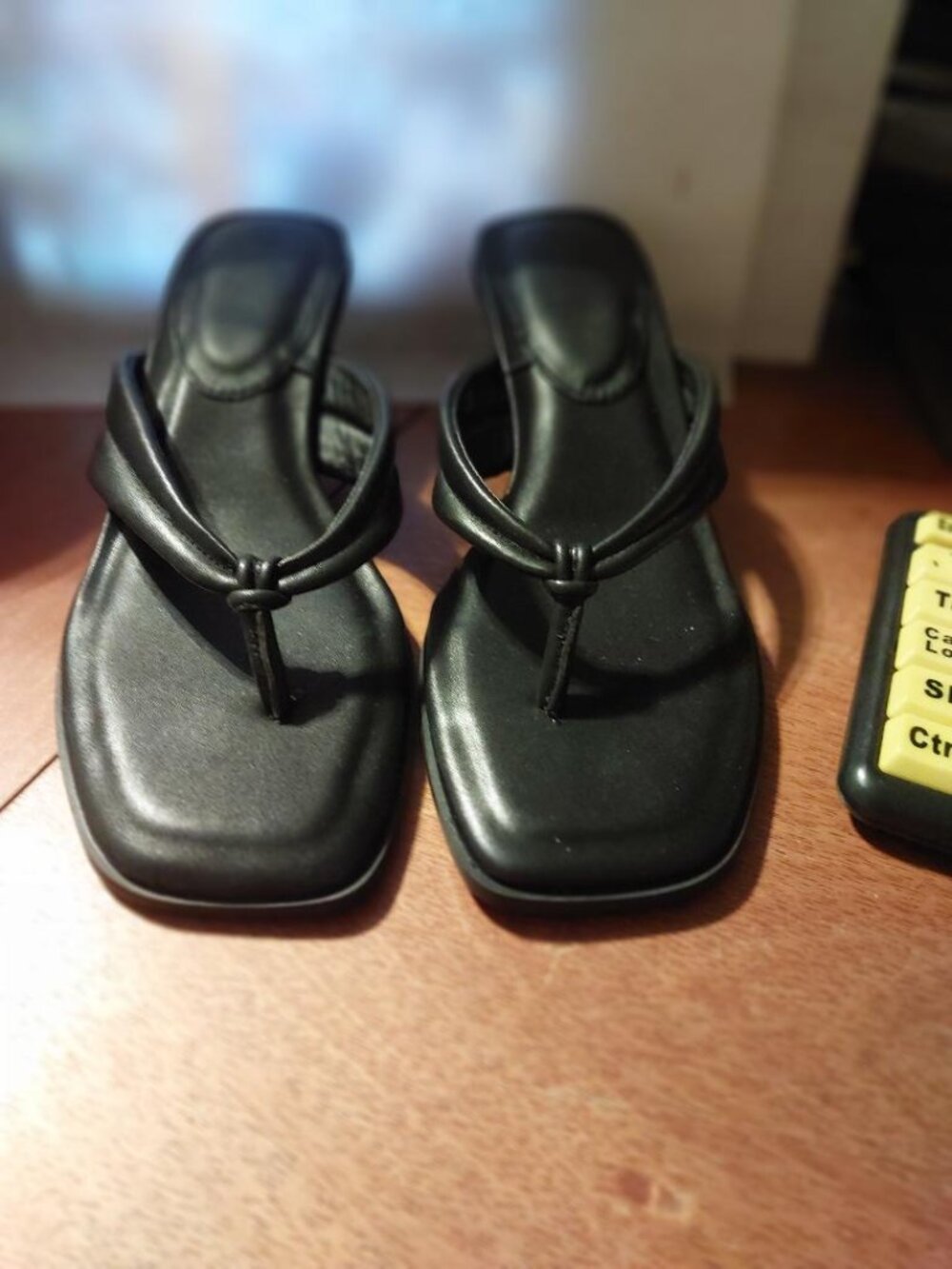 NEW ! WMN Square Toe Padded Strap Kitten Heel Thong Sandal Black Size 9.5